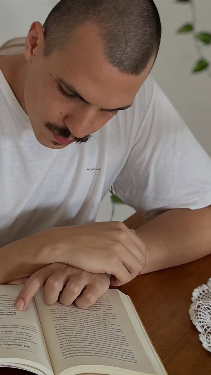 Luiz Manzato lendo em um clube do livro da Golden Path